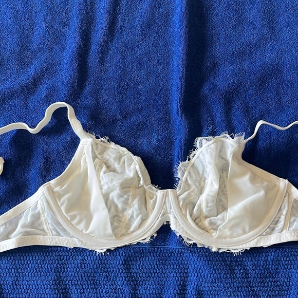 Victoria’s Secret 36D unlined bra.  Cream - Picture 2 of 2